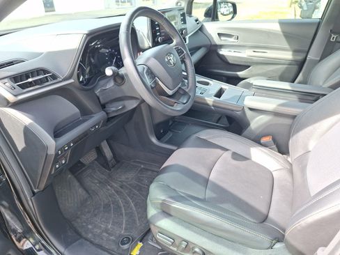 Used 2024 Toyota Sienna XLE Woodland Edition image 15
