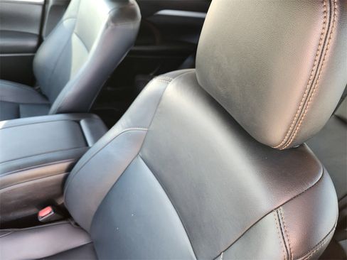 Used 2019 Toyota Highlander XLE image 24