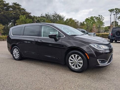 Used 2018 Chrysler Pacifica Touring Plus image 1