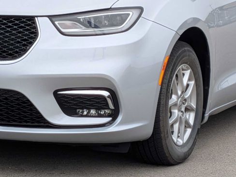 Used 2024 Chrysler Pacifica Touring-L FWD image 11