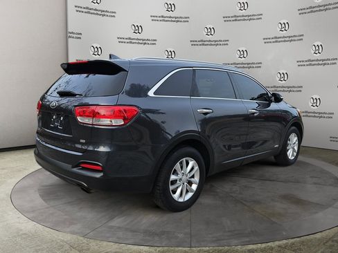 Used 2017 Kia Sorento LX w/ LX Convenience Package image 5