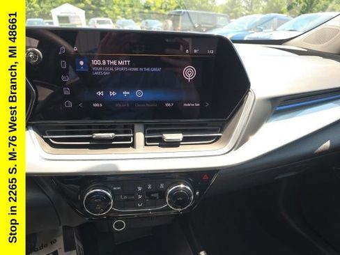 Used 2025 Chevrolet Trax LT FWD image 19