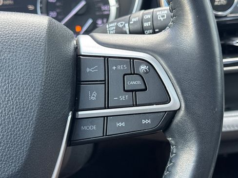 Used 2022 Toyota Highlander XLE image 40