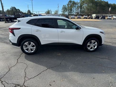 Certified 2025 Chevrolet Trax LS image 10