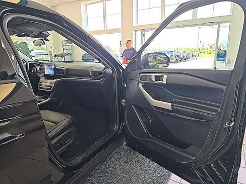 Used 2020 Ford Explorer XLT w/ Equipment Group 202A AWD/4WD image 36