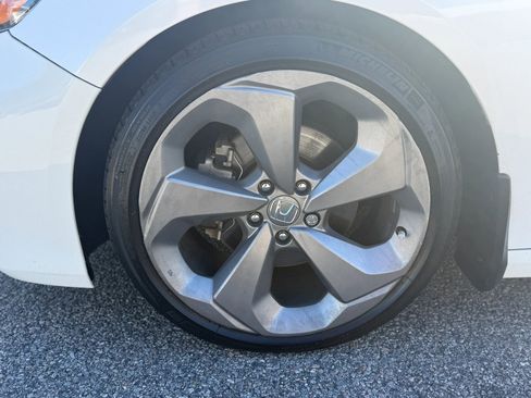 Used 2018 Honda Accord Touring image 12