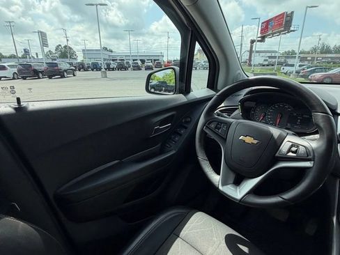Used 2022 Chevrolet Trax LT w/ LT Convenience Package AWD/4WD image 14