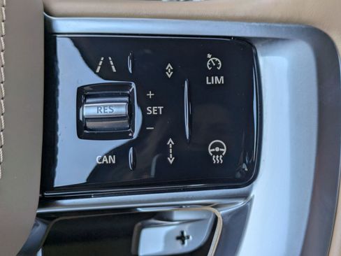 Used 2025 Land Rover Range Rover SE AWD/4WD image 15