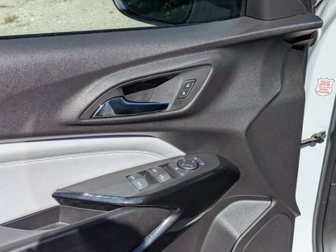 Used 2025 Chevrolet Trax LT w/ LT Convenience Package image 13