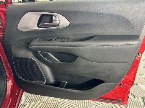 Used 2025 Chrysler Pacifica Limited image 31