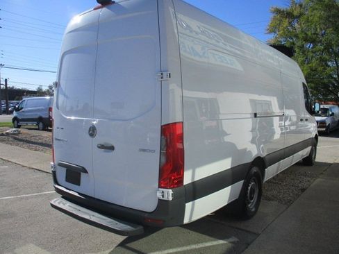 Used 2024 Mercedes-Benz Sprinter 2500 image 4