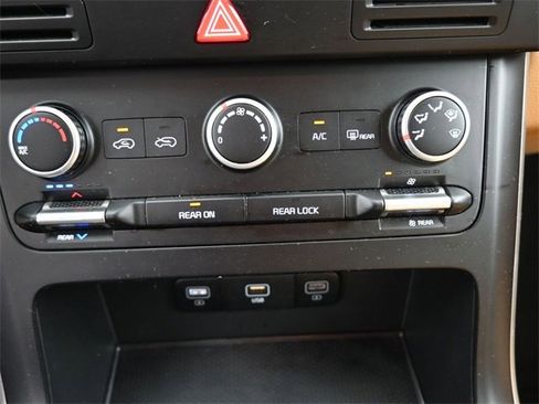 Used 2023 Kia Carnival LX image 3