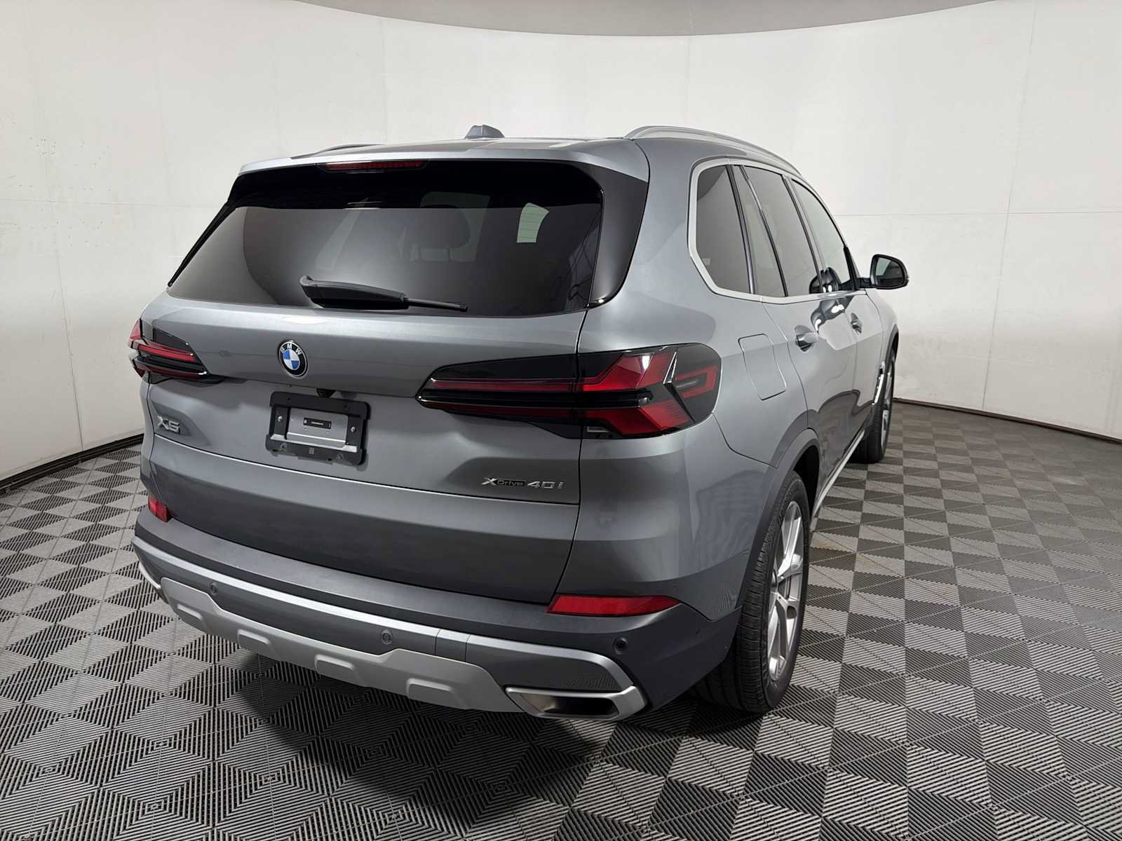 Used 2024 BMW X5 xDrive40i w/ Parking Assistance Package AWD/4WD image 6