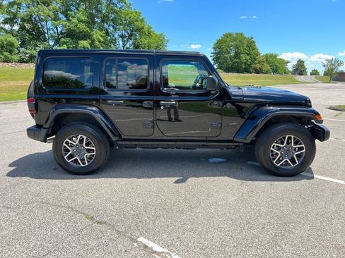 Used 2025 Jeep Wrangler Unlimited Sahara AWD/4WD image 12