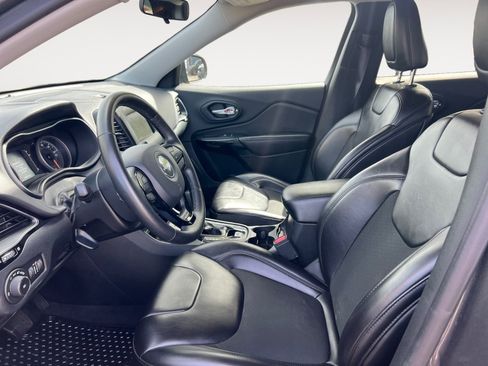 Used 2019 Jeep Cherokee Latitude Plus image 9