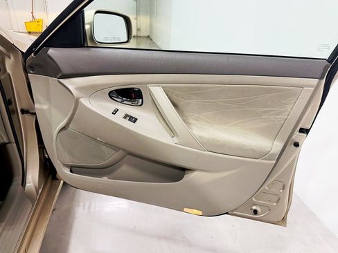 Used 2011 Toyota Camry LE image 30