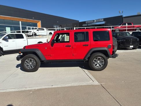 Used 2018 Jeep Wrangler Unlimited Rubicon w/ Connectivity Group image 2