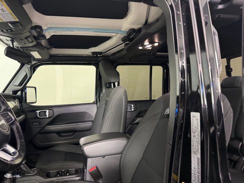 Used 2021 Jeep Gladiator Overland w/ Cold Weather Group image 21