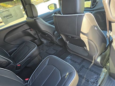New 2027 Chrysler Pacifica Limited w/ S Appearance Package AWD/4WD image 26