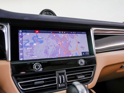 Certified 2023 Porsche Macan image 18