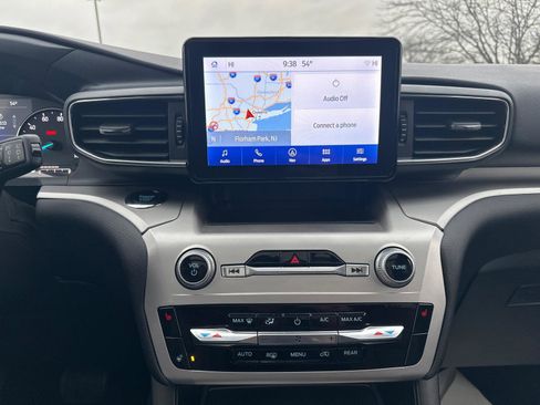 Used 2022 Ford Explorer XLT w/ Equipment Group 202A image 10