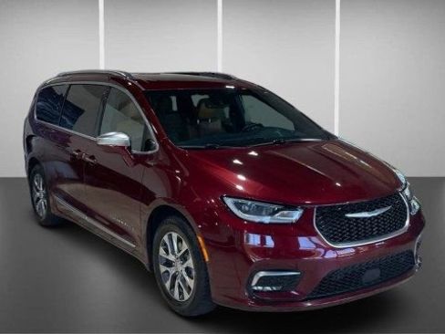 Used 2021 Chrysler Pacifica Pinnacle FWD image 2