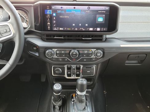 Used 2026 Jeep Wrangler Unlimited Sahara AWD/4WD image 15