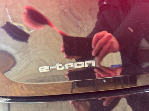 Used 2019 Audi e-tron Prestige w/ Prestige Package image 16