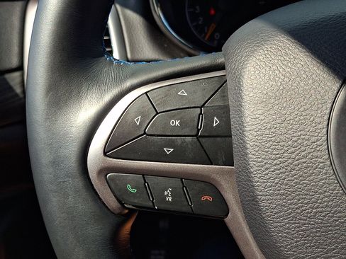 Used 2019 Jeep Grand Cherokee Laredo AWD/4WD image 22