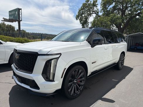 Used 2025 Cadillac Escalade ESV V AWD/4WD image 3