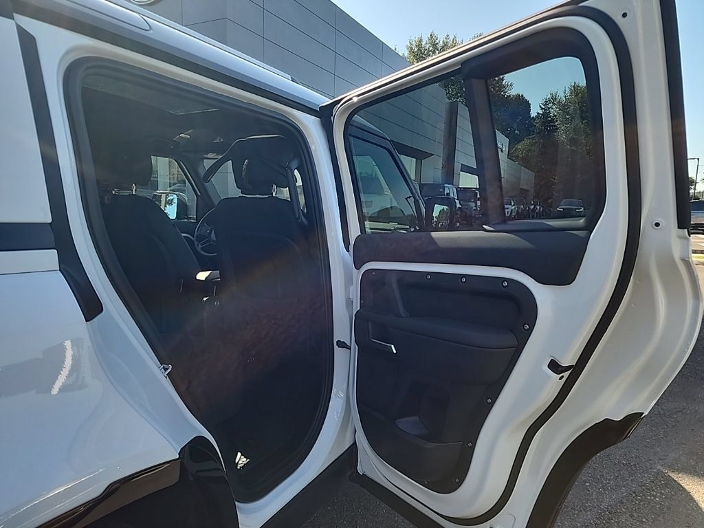 New 2026 Land Rover Defender 110 X-Dynamic SE AWD/4WD image 17