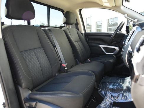 Used 2017 Nissan Titan SV image 14
