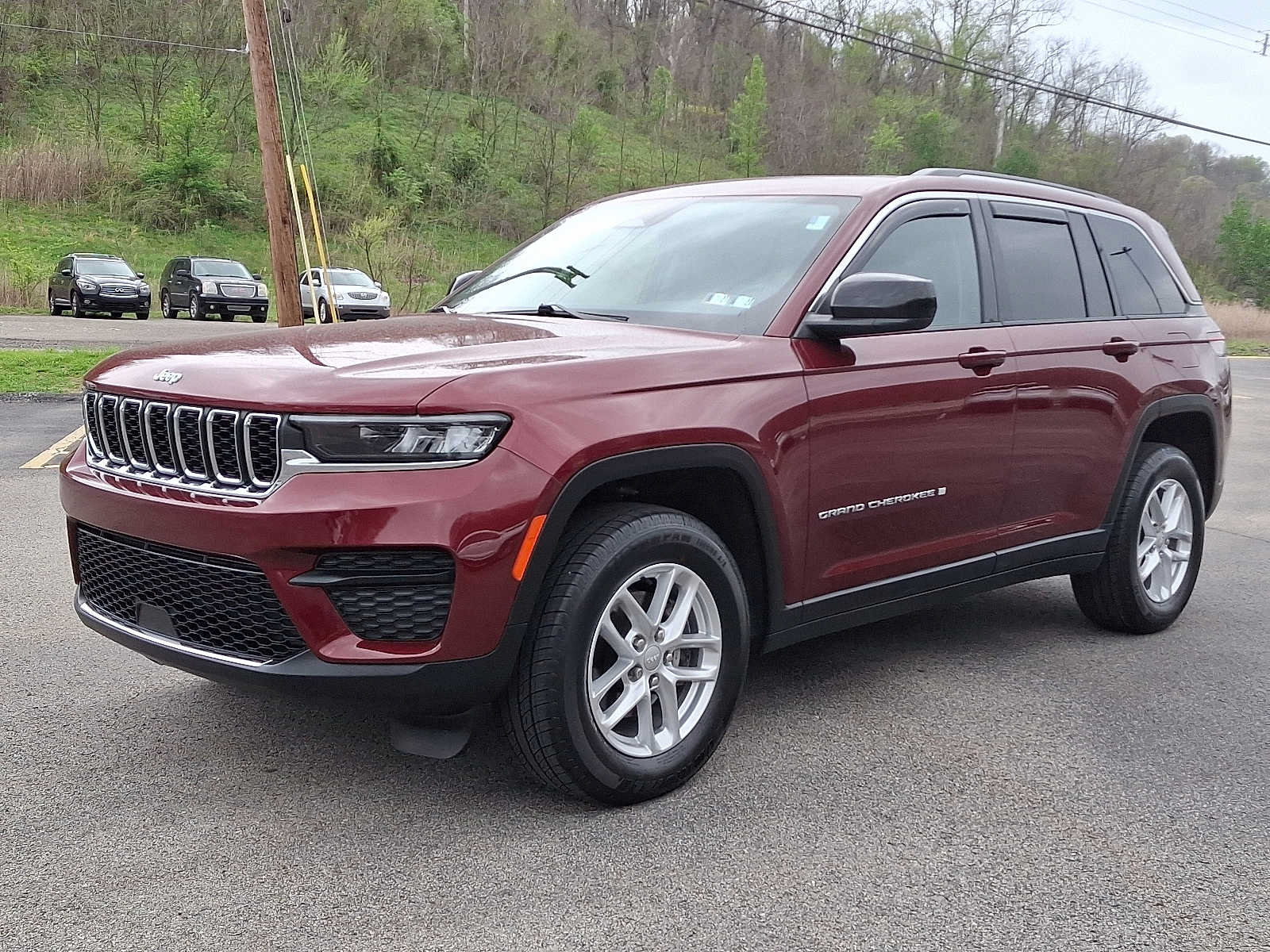 Used 2023 Jeep Grand Cherokee Laredo w/ Luxury Tech Group I AWD/4WD image 3