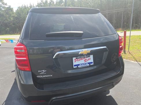 Used 2017 Chevrolet Equinox LT w/ Convenience Package image 2