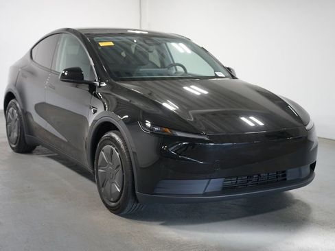 Used 2026 Tesla Model Y 2WD image 3