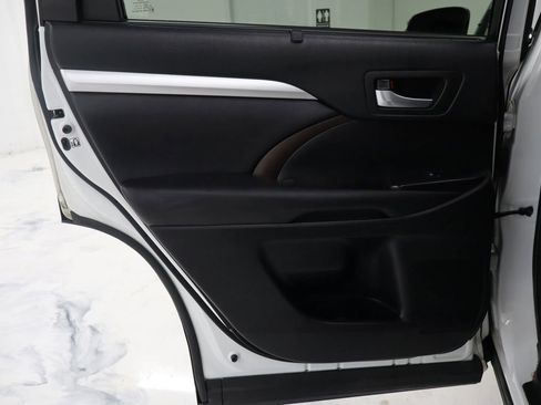 Used 2017 Toyota Highlander XLE image 11