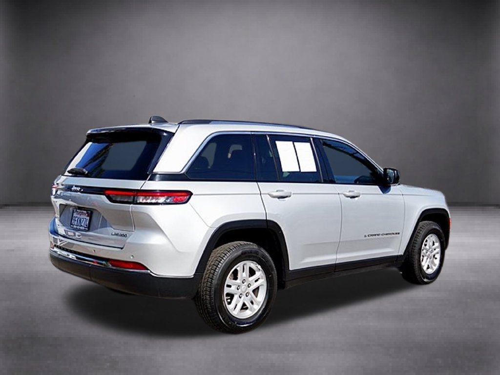Used 2023 Jeep Grand Cherokee Laredo RWD image 9