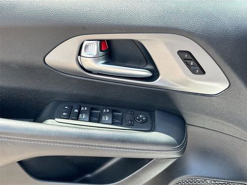 Used 2025 Chrysler Pacifica Select FWD image 17