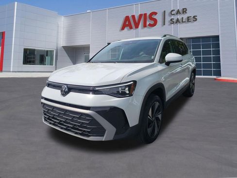 Used 2025 Volkswagen Taos SE AWD/4WD image 1