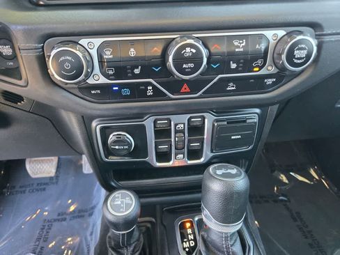 Used 2024 Jeep Wrangler Unlimited Sahara AWD/4WD image 16