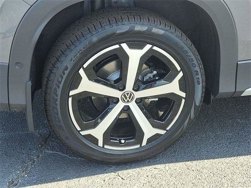 New 2025 Volkswagen Tiguan SE image 7