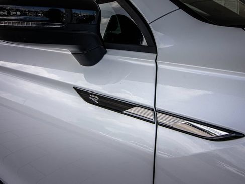 Used 2023 Volkswagen Tiguan SE R-Line FWD image 4