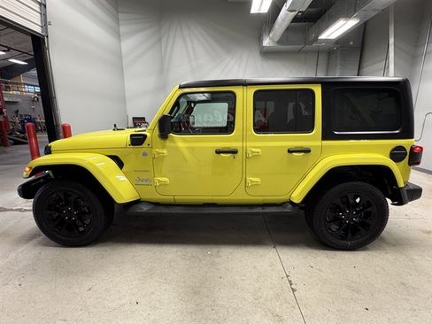 Used 2023 Jeep Wrangler Unlimited Sahara AWD/4WD image 9