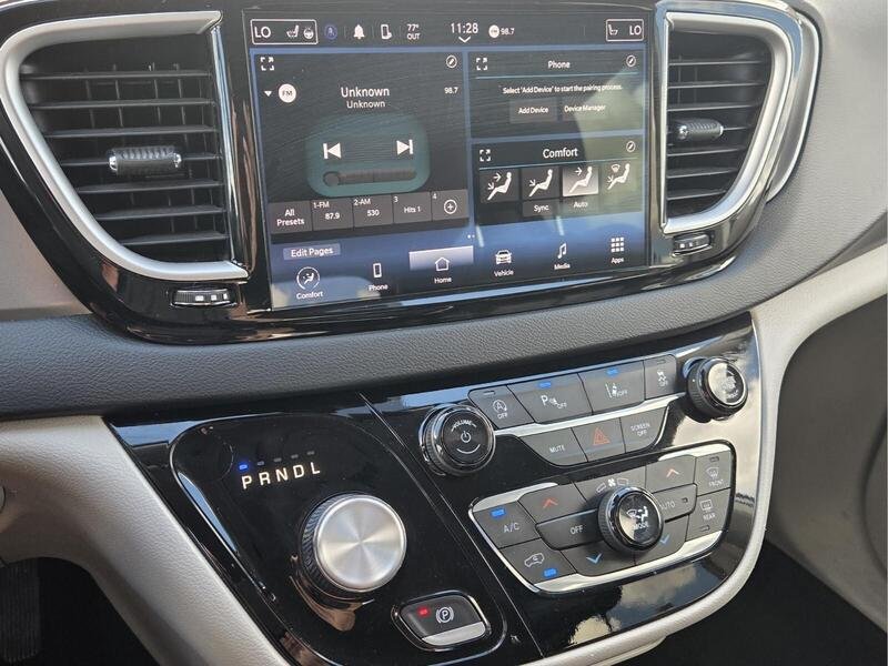 Certified 2023 Chrysler Pacifica Touring-L FWD image 26