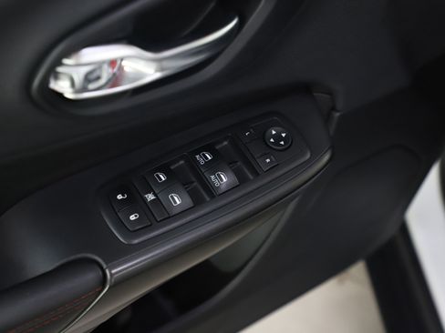 Used 2019 Jeep Cherokee Trailhawk w/ Cold Weather Group image 19