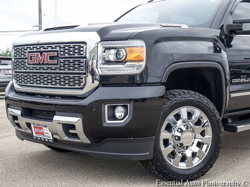 Used 2019 GMC Sierra 2500 Denali w/ Duramax Plus Package AWD/4WD image 3