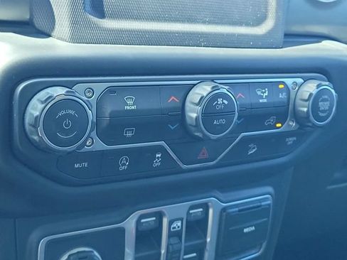 Used 2018 Jeep Wrangler Unlimited Sahara w/ LED Lighting Group AWD/4WD image 26