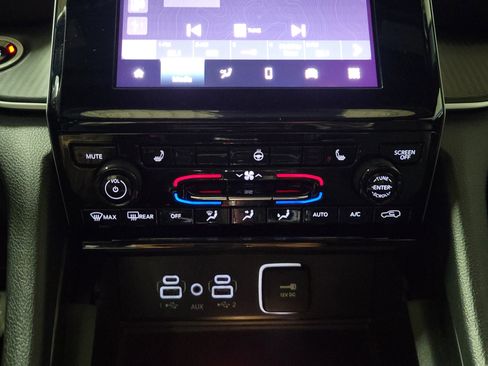 Used 2024 Jeep Grand Cherokee L Altitude AWD/4WD image 35