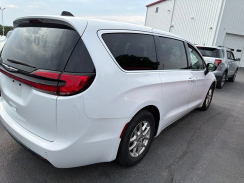 Certified 2024 Chrysler Pacifica Touring-L FWD image 6