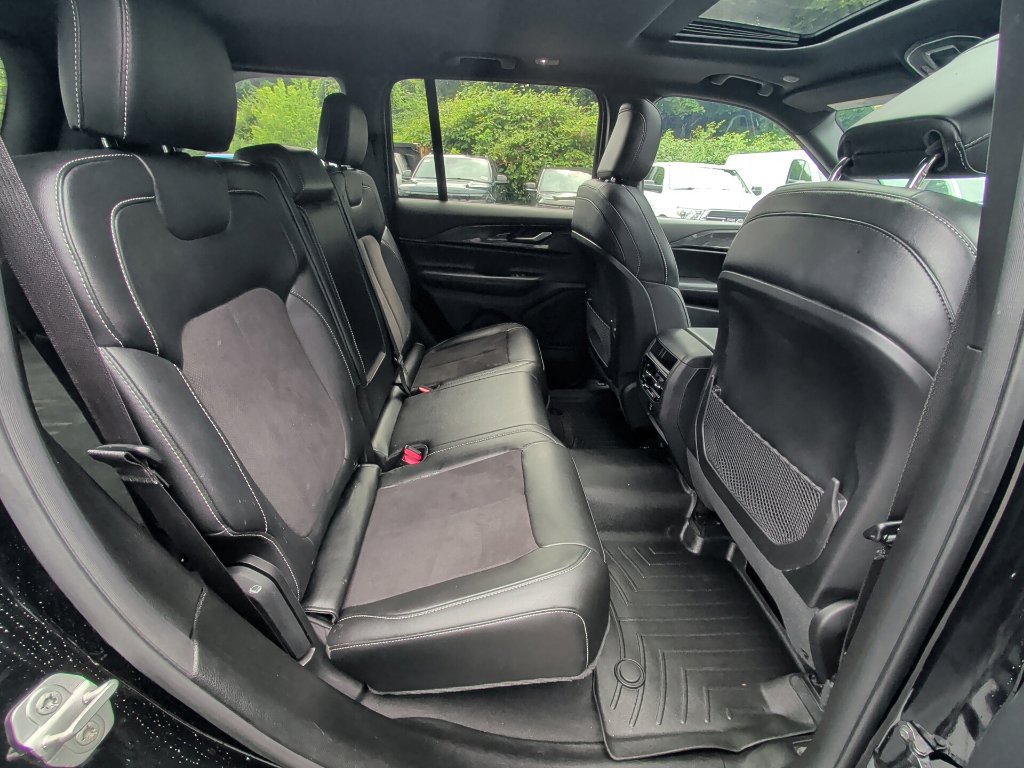 Used 2023 Jeep Grand Cherokee Altitude AWD/4WD image 15